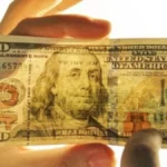 Falsificaban billetes falsos de 50 y 100 dólares en Rocha
