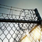 Individuo que está en prisión seguirá en prisión por otros delitos